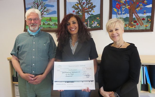 Bild: v.l.: Moray Patterson, P&auml;dagogischer Mitarbeiter der Stiftung FamilienSinn, Vivian Grabe, Leiterin des Familienzentrum Nordhausen, Rosemarie Schmack-Siebenlist-Hinkel, Kuratorin der Stiftung FamilienSinn