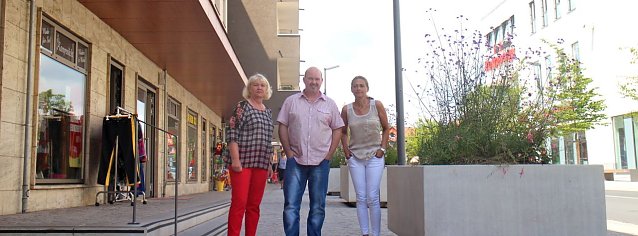 Bild: Die Badewannen sollen weg - stellvertretend f&uuml;r die H&auml;ndler der Kranichstra&szlig;e sprachen Ilona Harthaus, Ronald K&ouml;tz und Manuela Kratz