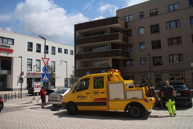 Bild: Neue Parkpl&auml;tze an der Engelsburg - der k&uuml;rzeste Weg ist der beliebteste, trotz Verboten und Einschr&auml;nkungen