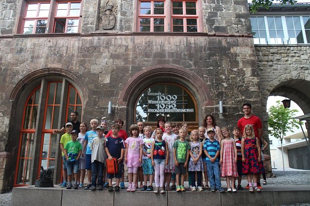 Bild: Weiter ging es f&uuml;r die Sch&uuml;ler zu Roland, Riese und Walkenrieds Hof