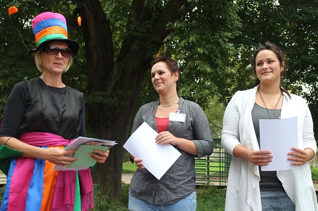 Bild: Ines Gast und die Studentinnen Sarah und Colline er&ouml;ffneten das 7. Treppenfest