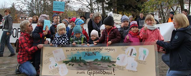 Bild: Demonstration gegen neue Gipsabbaugebiete vor dem Nordh&auml;user Landratsamt