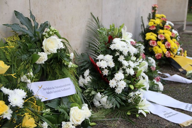 Bild: Kranzniederlegung und Gedenken an die Opfer des Nationalsozialismus auf dem Nordh&auml;user Ehrenfriedhof