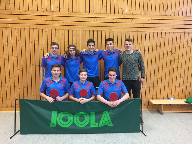 Bild: Gut aber nicht gut genug: Bleicherodes Tischtennismannschaft v. l.: Lennart Czosnyka, Felix K&ouml;hn, Justin Haustein; o. R. v. l.: Elias Naumann, Ludwig Meyer, Lars Englert, Anton Schreiber, Herr Eichhorn