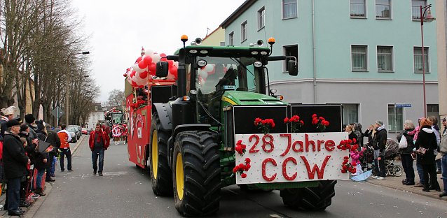 Bild: N&auml;rrinnen und Narren trotzen Wetter (2)