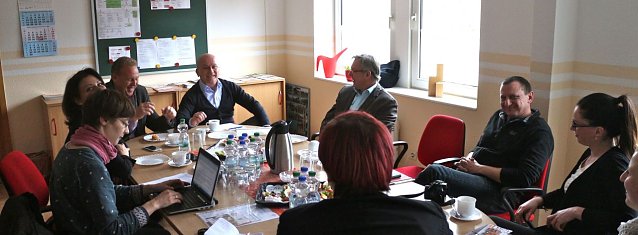 Bild: Besuch aus Berlin - der Bundestagsabgeordnete Manfred Grund sprach mit Sozialarbeitern