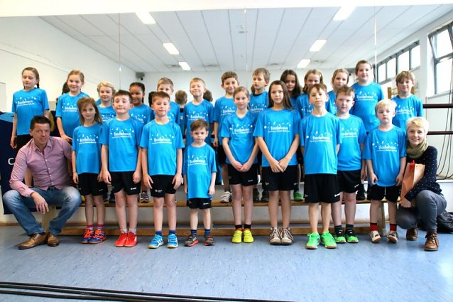 Bild: Belohung vom Badehaus - neues Trainingsdress f&uuml;r die Grundschule Petersdorf