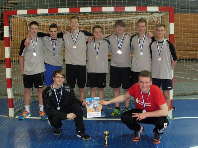Bild: Franz Holznagel, Lukas Stolze, Lukas Henning, Yannik Hund, Hannes Poppendick, Maximilian Hund, Pascal Feuerstein; vorne: Christopher Orth und Luca Sch&uuml;ler