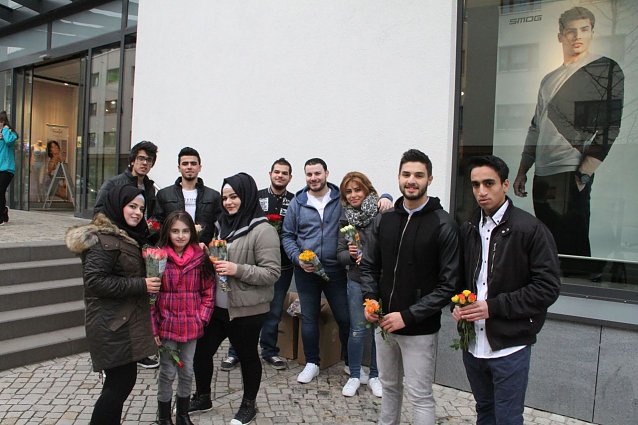 Bild: Amr, Khalil, Abdel Raman, Mohammed, Muhammed Yussef, Fatimah, Elham, Rasna, Amon und Samir wollten vor der Nordh&auml;user Marktpassage