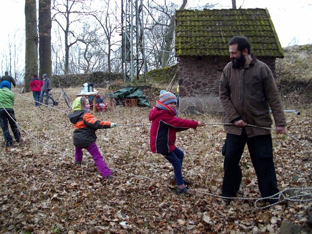 Bild: Bevor Ritter Rost auf dem Ilfelder Burgberg Geburtstag feiern kann ist noch viel zu tun