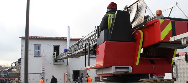 Bild: Alles muss raus - Servicegesellschaft und Feuerwehr holten heute das Inventar aus den gesperrten Geb&auml;uden