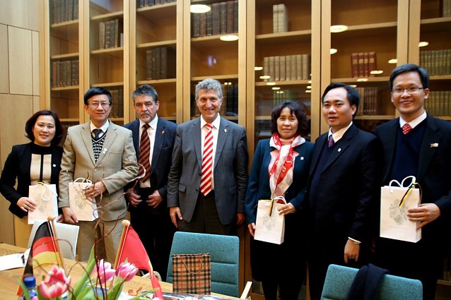 Bild: Delegation aus Hanoi im Nordh&auml;user B&uuml;rgerhaus begr&uuml;&szlig;t