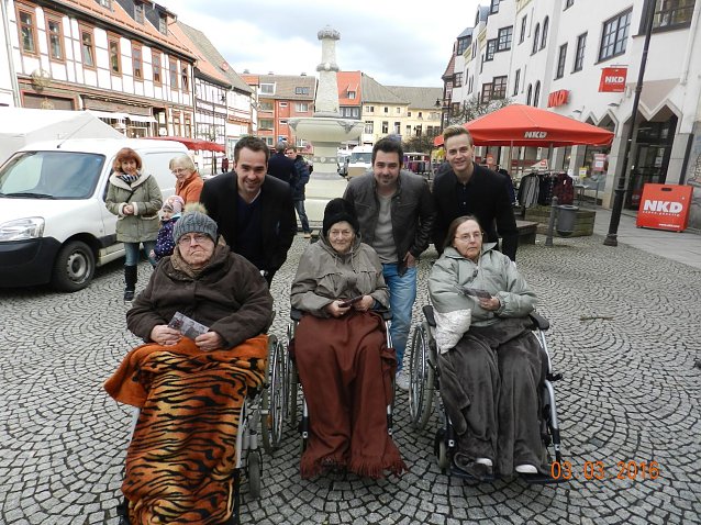 Bild: Popgruppe besuchte Bleicher&ouml;der Wochenmarkt