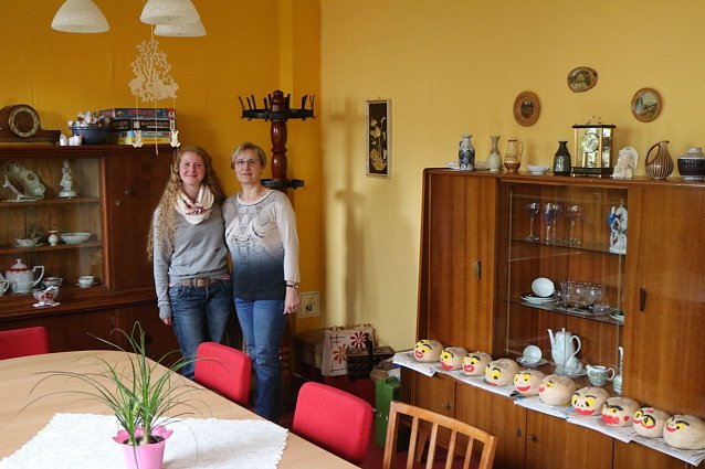 Bild: Stephanie Sch&uuml;ler und Erika Tschirr in der "guten Stube"