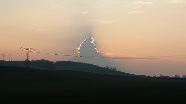 Bild: Brennende Wolken am Nordh&auml;user Himmel