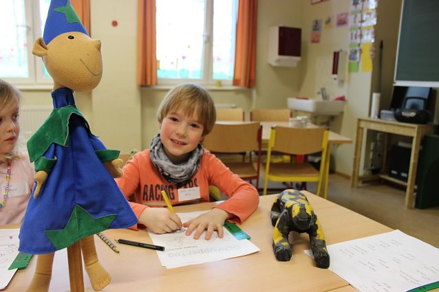 Bild: Schnuppertag f&uuml;r ABC Sch&uuml;tzen - 48 angehende Schulkinder konnten sich heute die evangelische Grundschule schon einmal ansehen