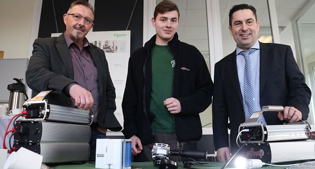 Bild: Olaf M&uuml;ller, Azubi Konstantin M&uuml;ller und Axsol Gesch&auml;ftsf&uuml;hrer Jochen Zinnecker