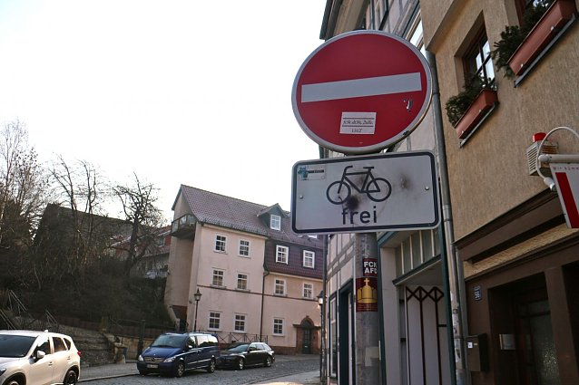 Bild: Das Schild soll weg, die Einbahnstra&szlig;enregelung in der Altstadt auch f&uuml;r Radfahrer gelten, meint ein Anwohner