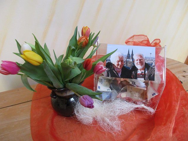 Bild: Geben und nehmen - statt Geschenke erbat sich Familie Schoolmann aus Neustadt spenden f&uuml;r das Hospiz