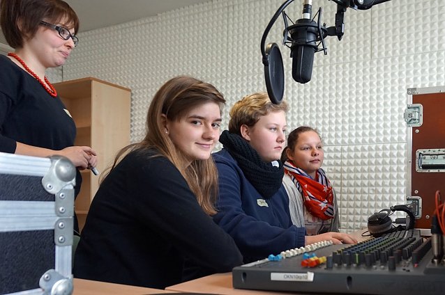 Bild: Die 8b der Regelschule Hainleite Radio stattete dem Radio ENNO einen Besuch ab