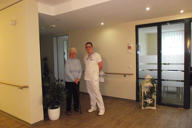 Bild: Pfleger Patrick Elsner mit Seniorin Anna Wengemut
