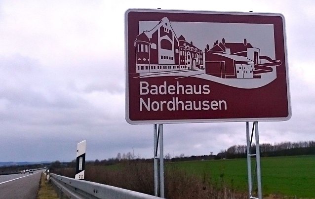 Bild: Jetzt auch an der Autobahn pr&auml;sent - das Nordh&auml;user Badehaus