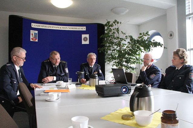 Bild: Polizeidirektor Michael K&ouml;ster (2 v.l.) erl&auml;uterte am Nachmittag die Verkehrsunfallstatistik f&uuml;r das Jahr 2015