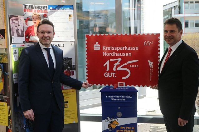 Bild: Einmal ganz gro&szlig;, einmal ganz klein - Sparkassenchef Wolfgang Asche (rechts) und der Gesch&auml;ftsf&uuml;hrer der DAZ Roy Thelemann pr&auml;sentierten heute die Jubil&auml;umsbriefmarke der Nordh&auml;user Kreissparkasse