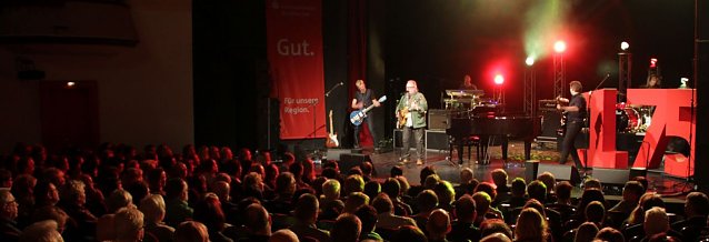 Bild: Zu ihrem 175. Geburtstag lud die Kreissparkasse am Freitag Abend zum Benefizkonzert mit Heinz Rudolf Kunze