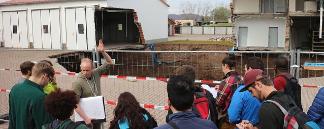 Bild: Anschauungsunterricht am Erdfall - Studenten der Hochschule Aachen zu Besuch am Nordh&auml;user Erdfall