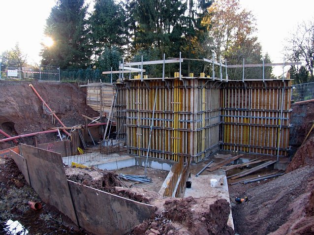 Bild: m Dezember 2006 entsteht in der Gumpe ein Hochwasserschutzbecken. 