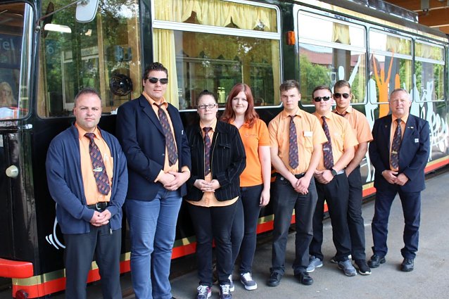 Bild: Ausbilder Stefan L&auml;nger und Lehrfahrer Lutz Eisenhardt gratulierten Steven Gro&szlig;hennig, Evelyn Sehnert, Maria P&ouml;hler, Sebastian Kipcke, Dominik Setzer und Konstantin Schalke zur bestandenen Ausbildung zum Triebwagenfahrer f&uuml;r Stra&szlig;enbahnen