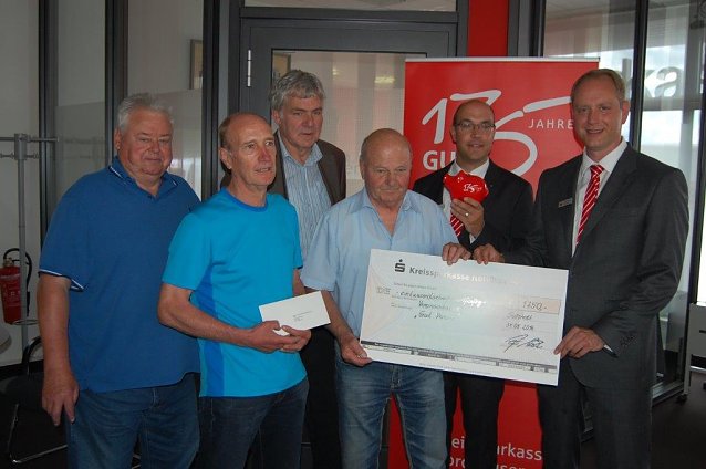 Bild: Durch die Vertreter der Kreissparkasse Nordhausen, Herrn Gr&auml;ser und Herrn R&uuml;diger, wurde dem Vorstand des F&ouml;rdervereines in Anwesenheit des B&uuml;rgermeisters Herrn Adam ein Scheck &uuml;ber 1750 � &uuml;bergeben