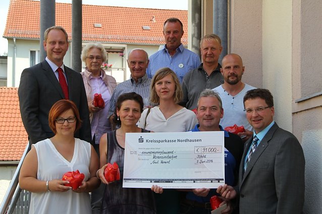 Bild: Sieben gl&uuml;ckliche Gewinner kamen beim gro&szlig;en Vereinsvoting der Sparkasse aus Harztor
