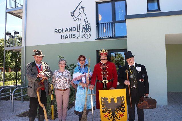 Bild: Die Rolandgruppe wurde von Pflegedienstleiterin Silvia Kuhnhardt vor dem Rolandhaus in Empfang genommen