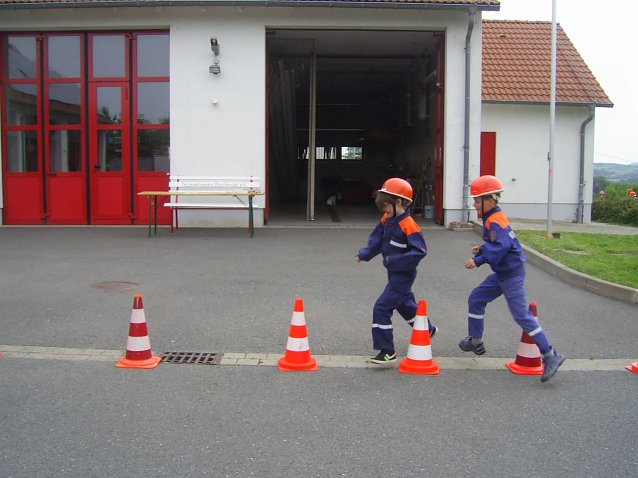 Bild: w&ouml;lf Kinder aus den Jugendfeuerwehren Bleicherode, Kleinwerther und Kleinfurra-R&uuml;xleben legten ihr Leistungsabzeichen der Th&uuml;ringer Jugendfeuerwehr f&uuml;r die Altersklasse 6-9 Jahre in Gold" auf dem Gel&auml;nde der Freiwilligen Feuerwehr Bleicherode ab, um zu zeigen, was sie im letzten dreiviertel Jahr so alles dazugelernt hatten.