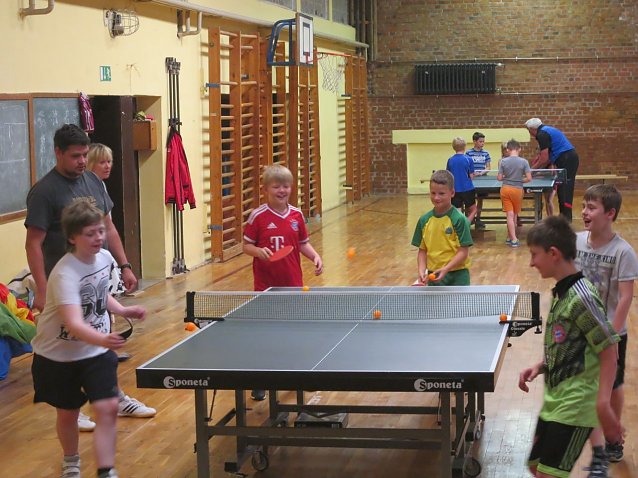Bild: Vergangene Woche fand an der Grundschule Wipperdorf ein Schnuppertag mit dem Tischtennisverein Wipperdorf statt. Jede Klasse erhielt eine Sportstunde 