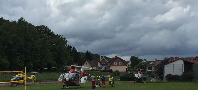 Bild: Reizgas an der Oberschule Bad Sachsa. Um die verletzten Sch&uuml;lerinnen und Sch&uuml;ler vor Ort untersuchen und sichten zu k&ouml;nnen waren 5 Not&auml;rzte, die zum Teil mit 3 Rettungshubschraubern eingeflogen wurden, vor Ort im Einsatz.