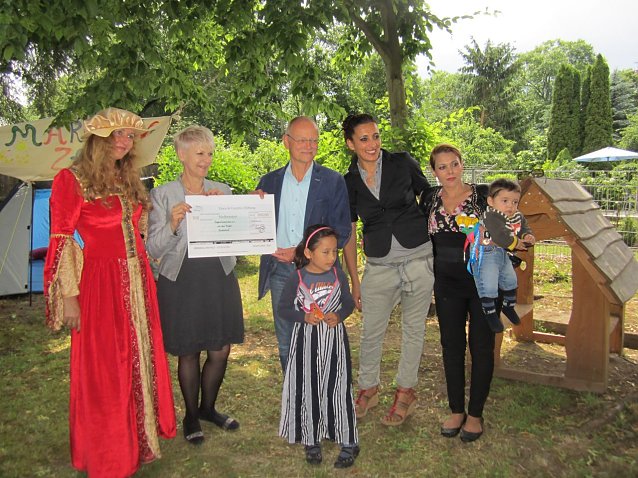 Bild: Hilfe f&uuml;r das "Zauberland" - 500 Euro bekam das Nordh&auml;user Familienzentrum als Unterst&uuml;tzung von der "Town and Country" Stiftung