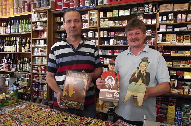 Bild: Paul-Ludwig Schierholz (rechts) zeigt Heinrich B&ouml;tel  Exemplare seiner Sammlung.
