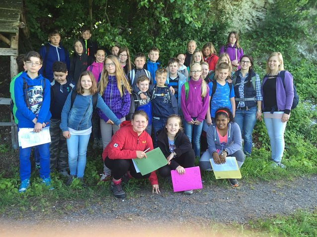 Bild: Die Klassen 6a und b mit ihren Geografielehrerinnen Frau Weinberger (links) und Frau Hottenroth (Zweite von rechts) sowie mit der Sozialarbeiterin Frau Dilbins an der Lochm&uuml;hle.