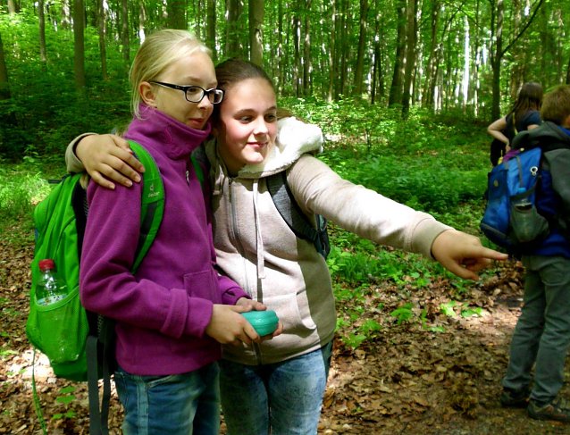 Bild: Marlene und Sophie entdecken Waldmeister im FFH-Gebiet Kammerforst.
