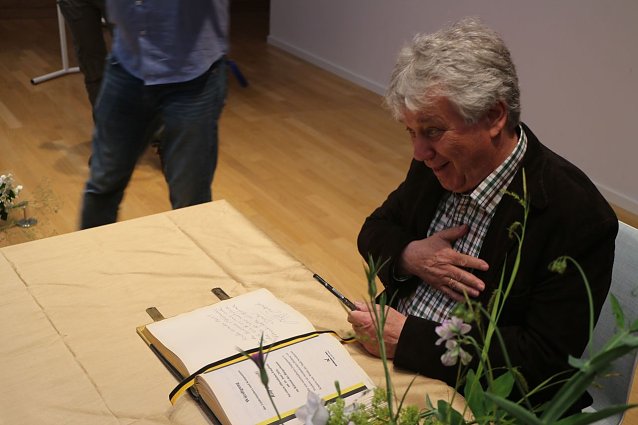 Bild: "Ein Freund unserer Stadt und ihrer Kinder" - der Musiker Rolf Zuckowski durfte sich heute in das goldene Buch der Stadt eintragen