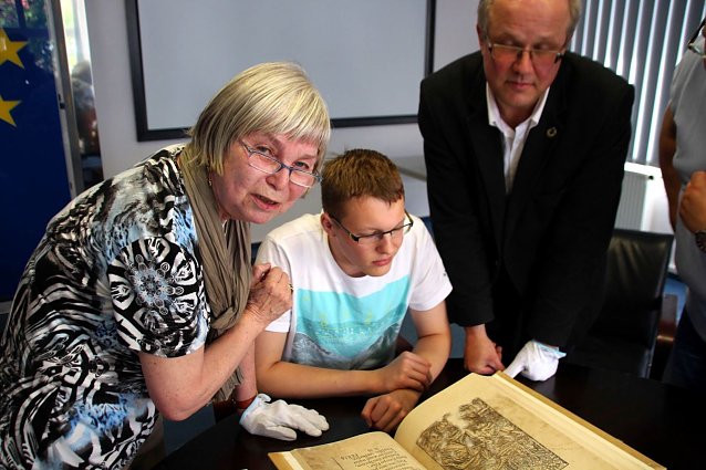 Bild: ie Nordh&auml;userin Heidelore Kneffel gab 2000 Euro � jetzt erstrahlt der Band Psalmen des K&ouml;nigs David (Psaleterium Davidis) in neuem Glanz