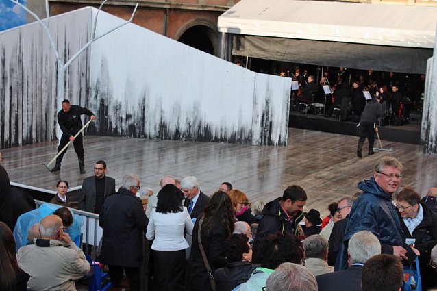 Bild: Nass vor der Premiere