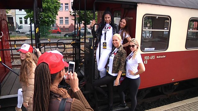 Bild: Model-Sonderzug auf dem Gleis der Harzer-Schmalspurbahn