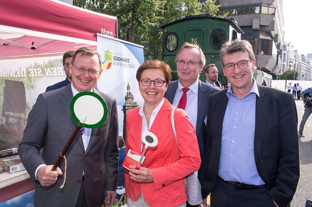 Bild: Besuchen den Infostand der HSB beim diesj&auml;hrigen Sommerfest: v.l.n.r. Bodo Ramelow, Ministerpr&auml;sident des Freistaates Th&uuml;ringen; Heike Taubert, Finanzministerin und stellvertretende Ministerpr&auml;sidentin; Matthias Wagener, Gesch&auml;ftsf&uuml;hrer der HSB sowie Dieter Lauinger, Minister f&uuml;r Migration, Justiz und Verbraucherschutz des Freistaates Th&uuml;ringen.