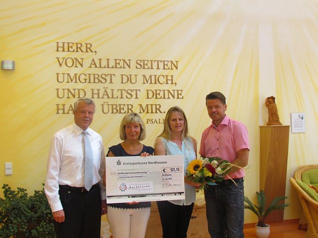 Bild: Olaf Salomon und Jens Eisenschmidt &uuml;bergaben an Andrea Feyer und Margret Holzapfel vom Christlichen Hospiz einen Spendenscheck in H&ouml;he von 521,10 Euro