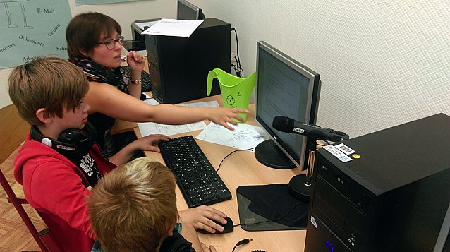 Bild: Unterst&uuml;tzt wurde die Klasse dabei von der Medienp&auml;dagogin Claudia Ehrhardt von Radio ENNO.