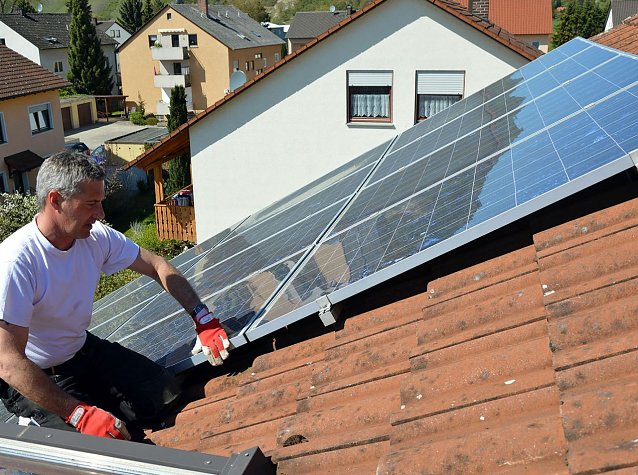 Bild: Bereits der Neigungswinkel der Solarmodule ist in den meisten F&auml;llen ausreichend f&uuml;r eine Selbstreinigung durch Regen und Schnee.